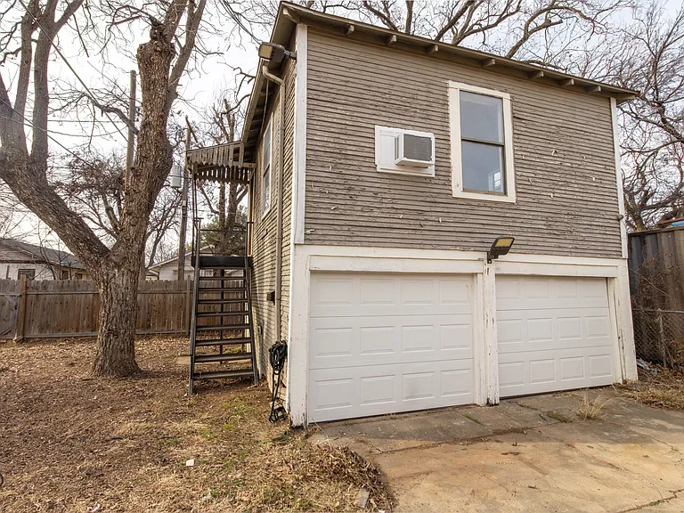 1604 Harrison St — Photo 7