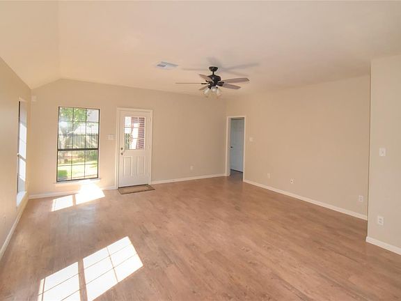 2nd image of 312 Live Oak Ln