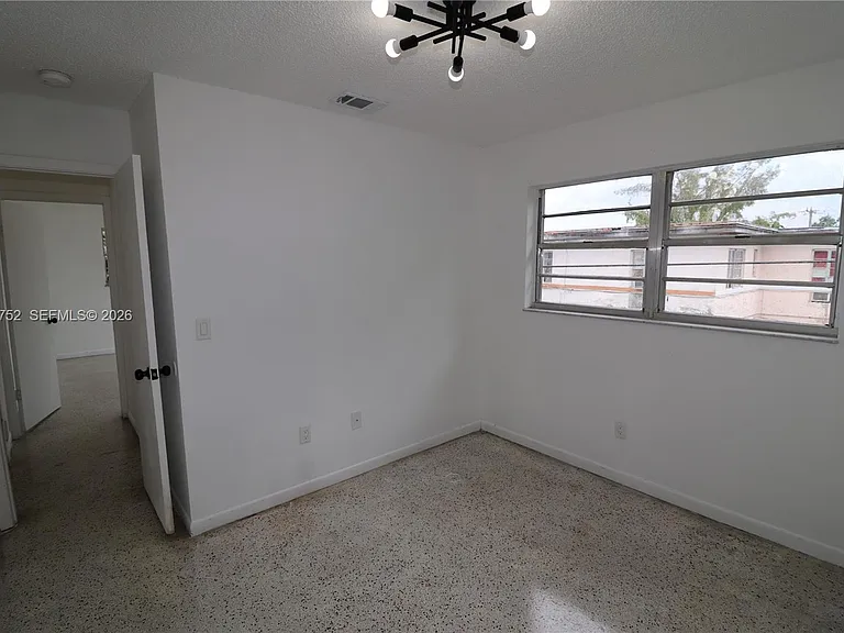 951 SW 7th St #5 — Photo 12