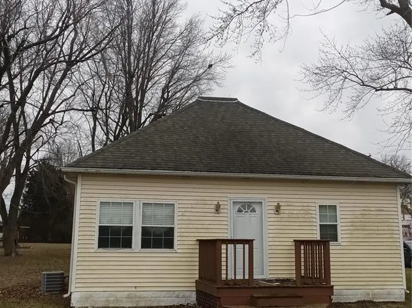 121 Sheridan St, Nokomis, IL 62075