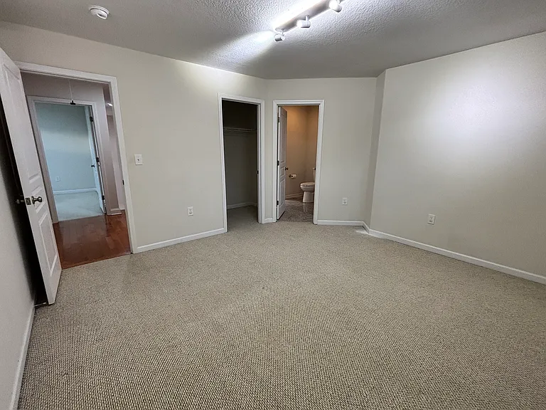 221 Rothesay Ln — Photo 23