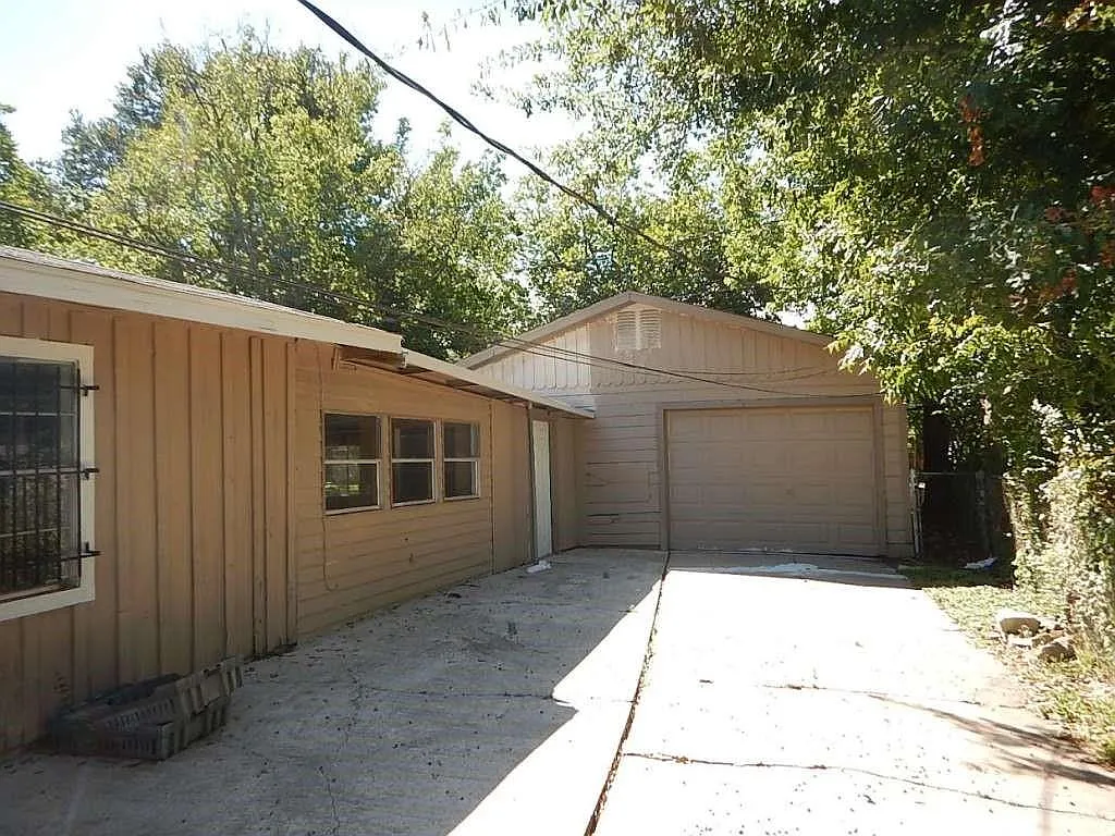 3 bed, 2.0 bath, 2834 sqft, $2,599 — Photo 2
