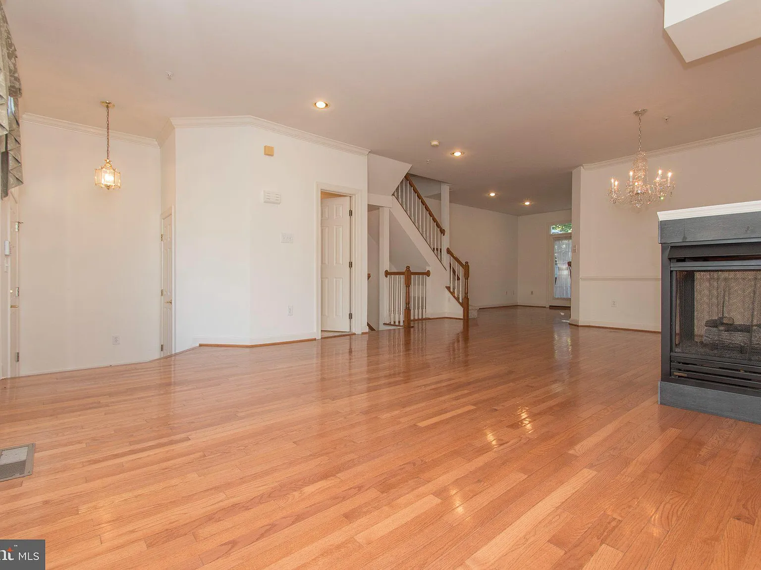 3 bed, 3.5 bath, 2944 sqft, $3,400 — Photo 3
