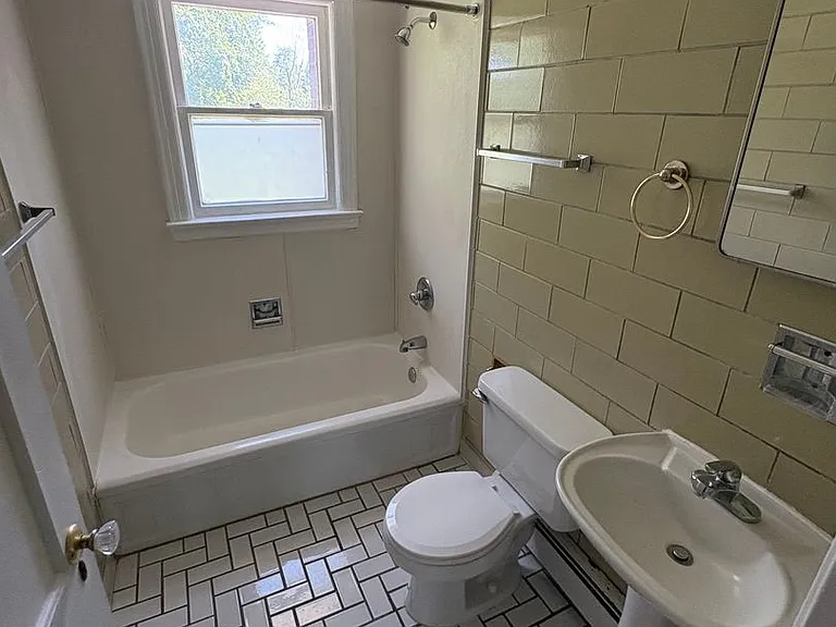 547 W Main St — Photo 25