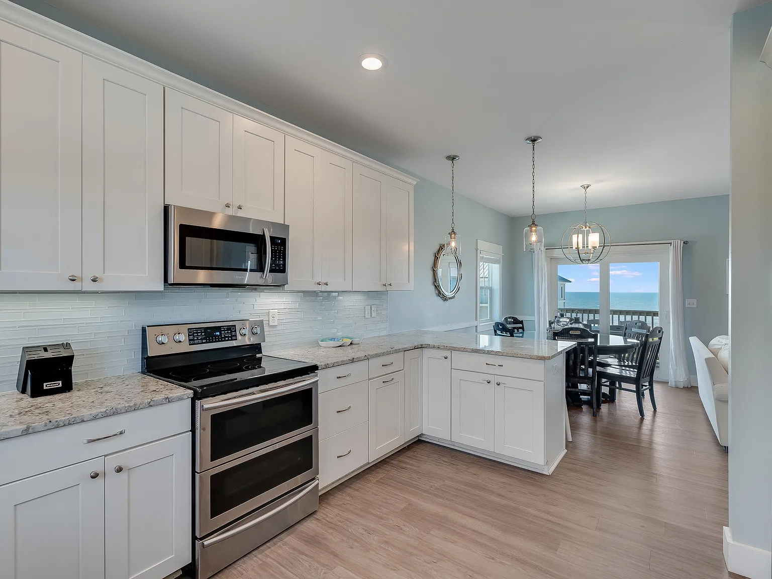 4 bed, 2388 sqft, $9,100 — Photo 3