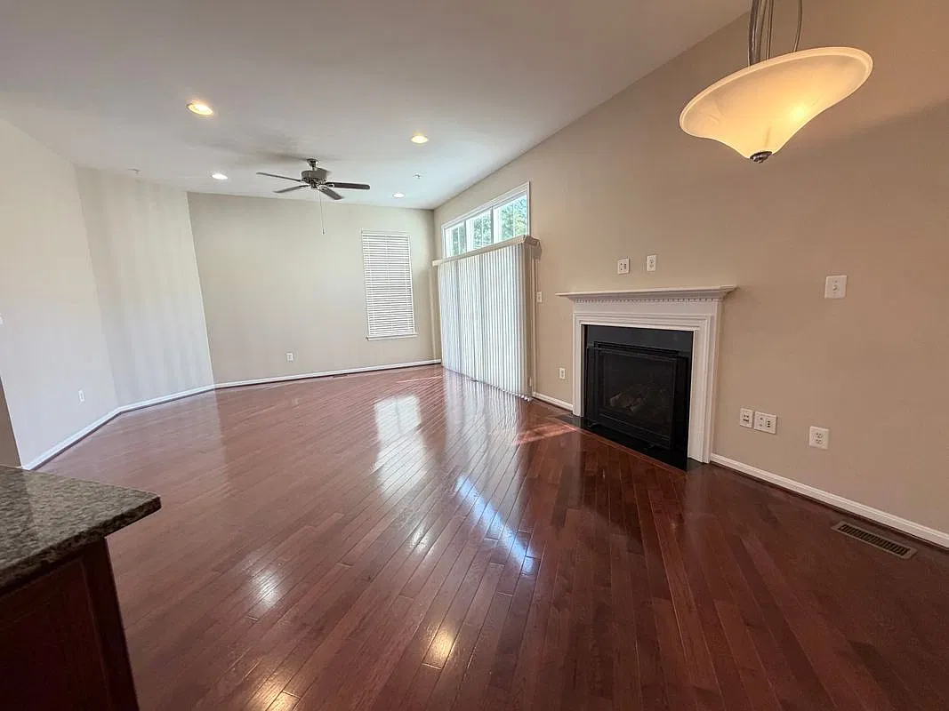 3 bed, 3.5 bath, 2082 sqft, $3,400 — Photo 2