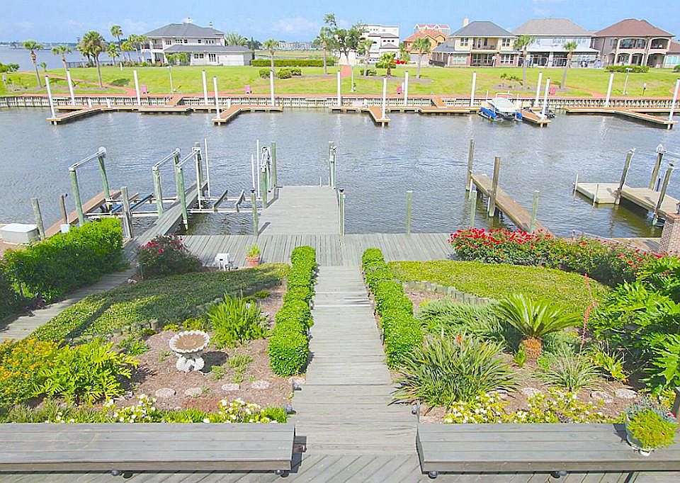 1st image of 930 Plantation Dr