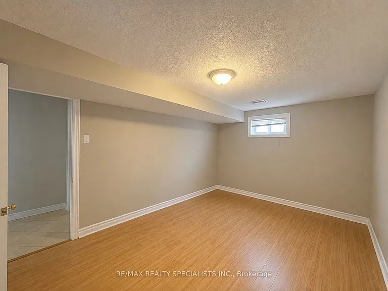1763 Sandgate Cres #LOWER — Photo 10