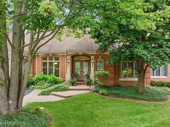 3027 E Ridge Ct, Bloomfield Hills, MI 48302