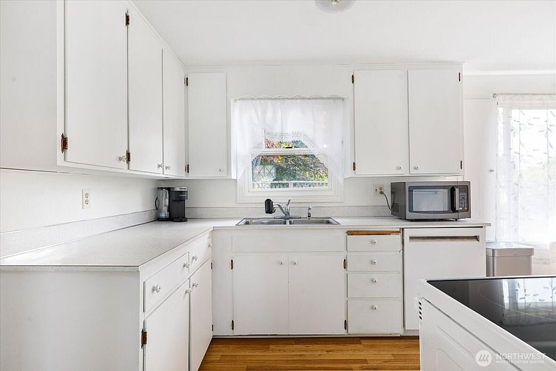5th image of 49 SE Pasek Street