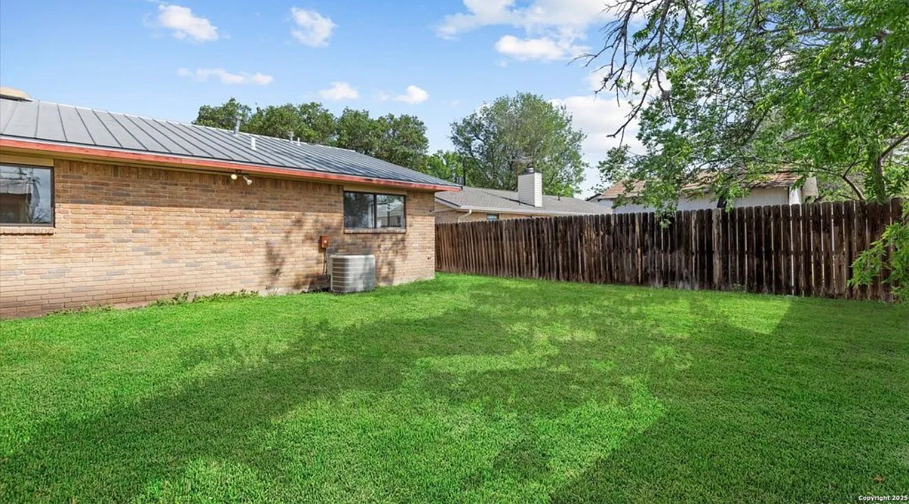2 bed, 800 sqft, $1,200 — Photo 2