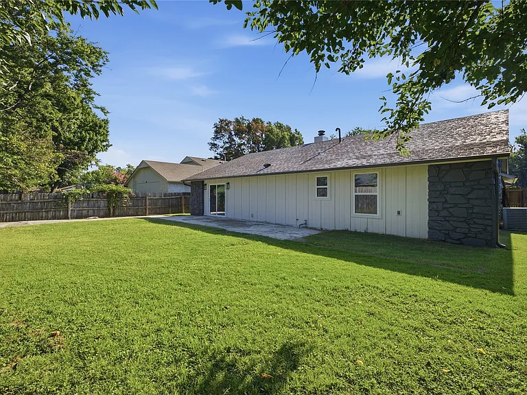 1906 N Eucalyptus Ct — Photo 26