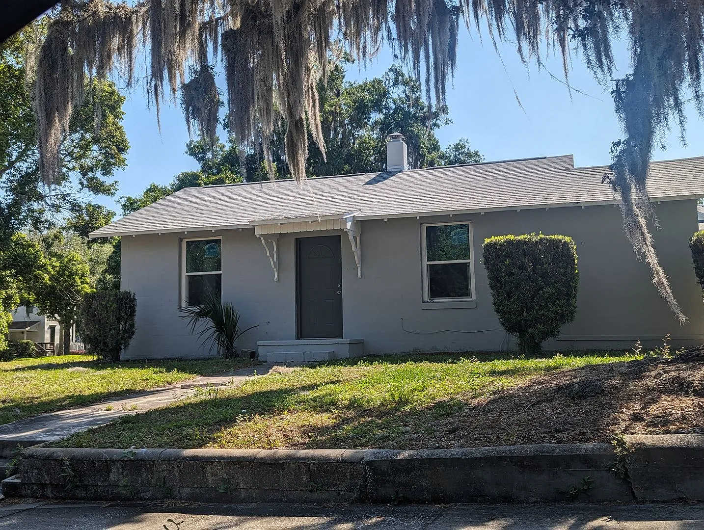 Completely Renovated 3 Bedroom, 1 Bath Home near Historic District in Leesburg — Photo 1