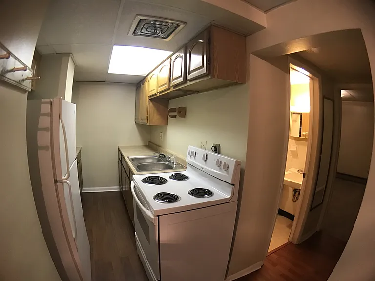 562-564 E Maiden St — Photo 2