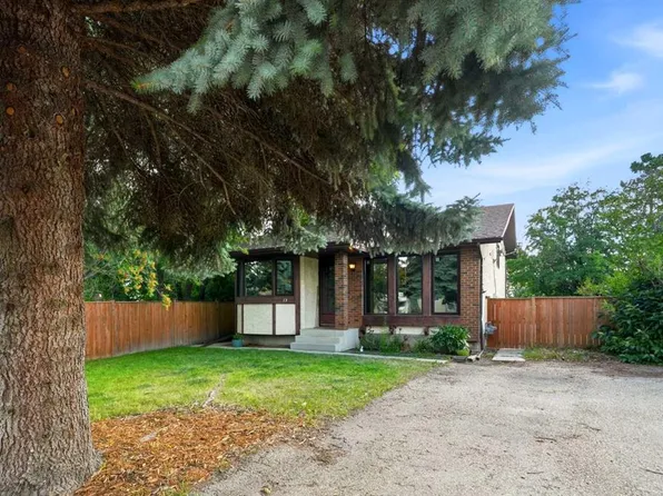 13 W Spruce Dr, Lacombe, AB T4L 1V2