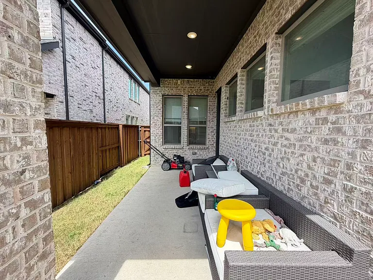 1280 Manfreda St — Photo 25