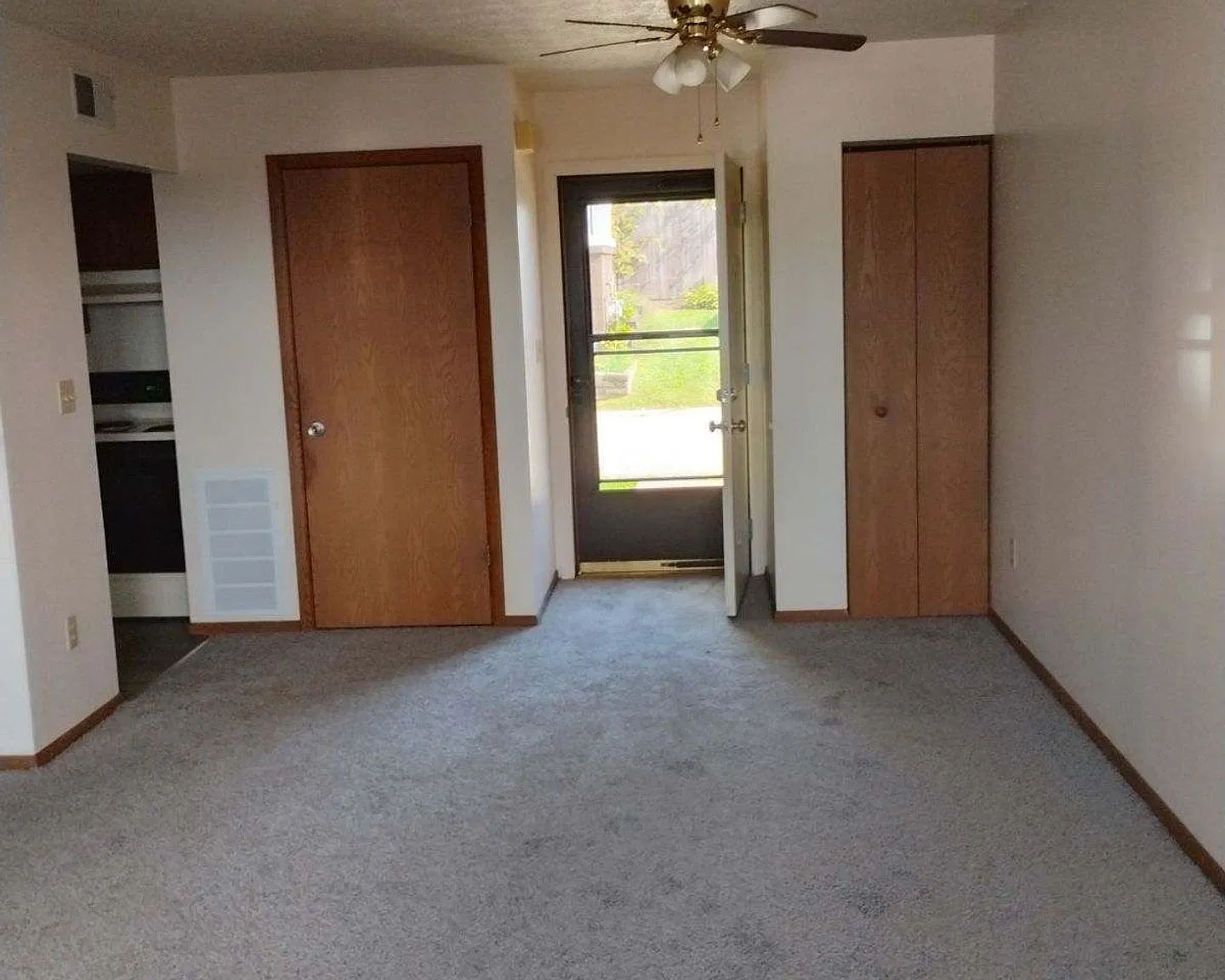 One Bedroom Apartment In An Over 55 Community — Photo 3