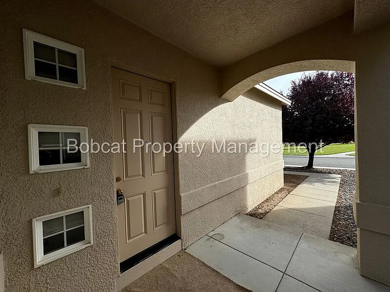 3 bed, 2.0 bath, 1484 sqft, $2,703 — Photo 2