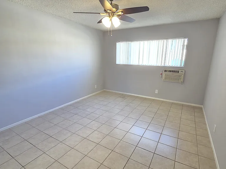 13955 Oxnard St — Photo 23