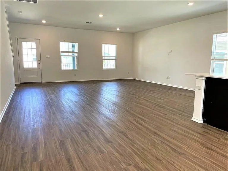 1513 Weatherford Ln — Photo 10