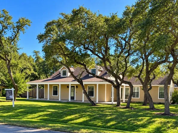 225 Ivy Ln, Rockport, TX 78382