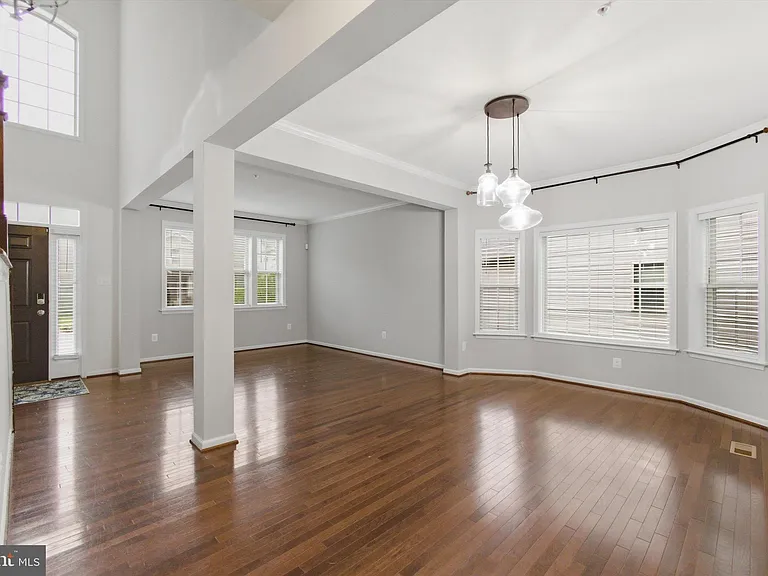7585 Holly Ridge Dr — Photo 2
