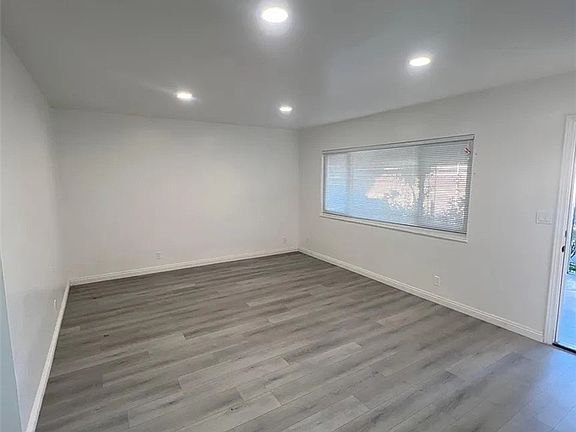 4th image of 293 W Artesia St