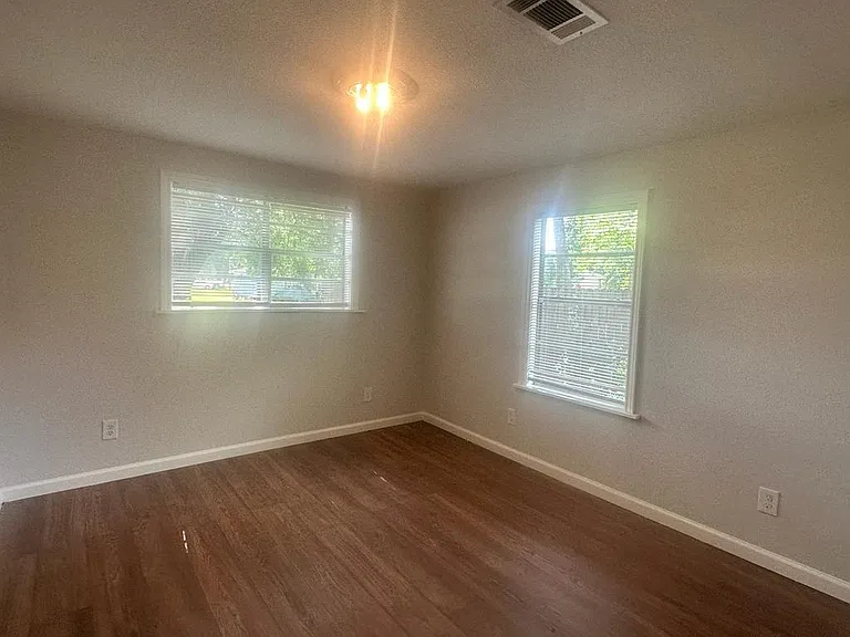 125 Kellum St — Photo 6