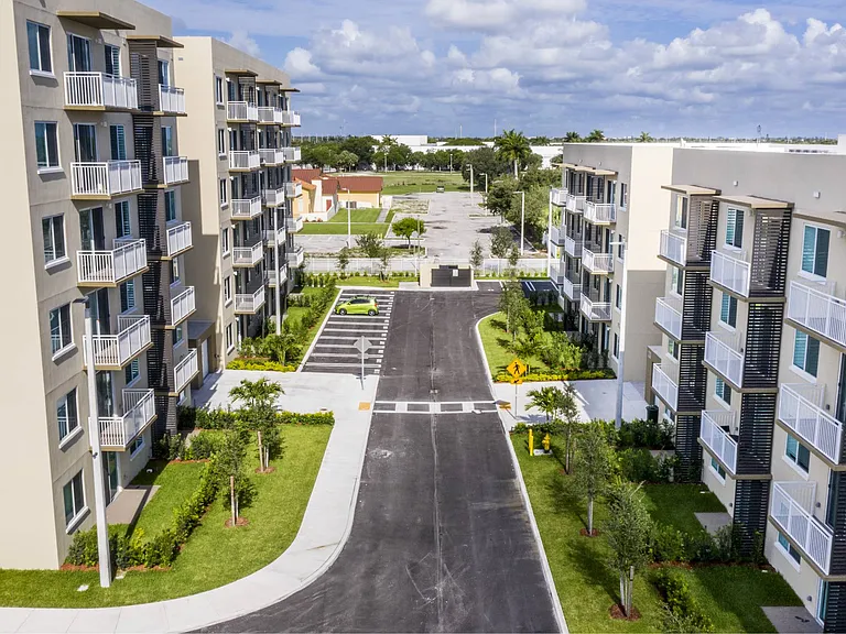 Village at Coral Reef — Photo 9