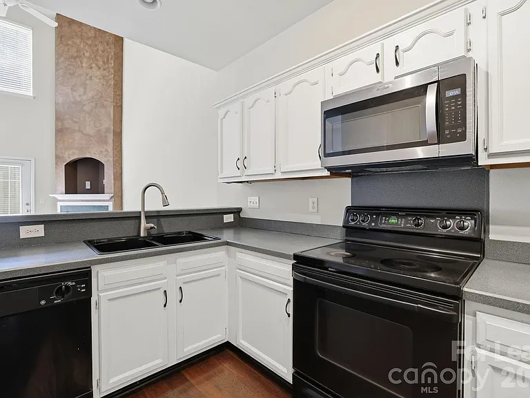 10781 Essex Hall Dr — Photo 9