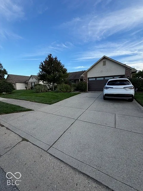 3 bed, 2.0 bath, 1418 sqft, $2,300 — Photo 2