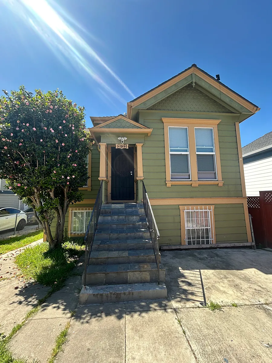 Building Photo - 2133 E 15th St