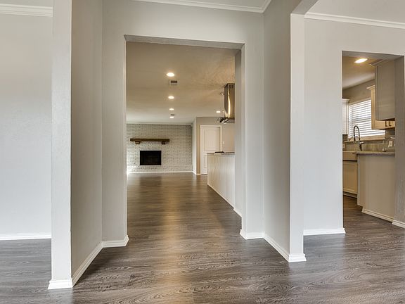 5th image of 293 Somerset Cir