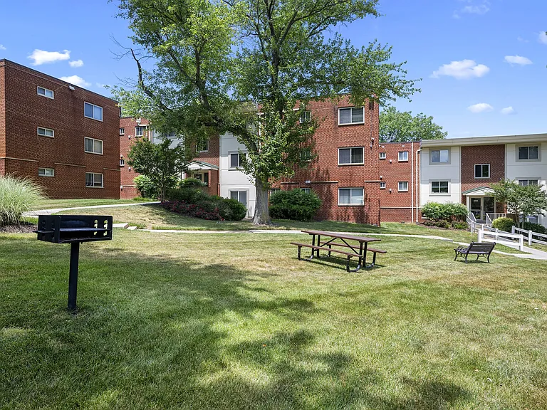 Bren Mar Apartments — Photo 7