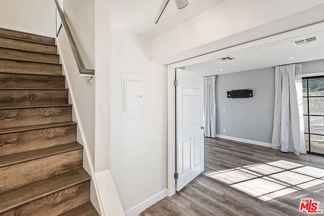 Building Photo - 3780 Ocean View Ave #2