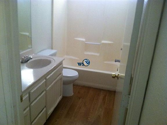 Large 3-bedroom home in apple valley - Photo 4