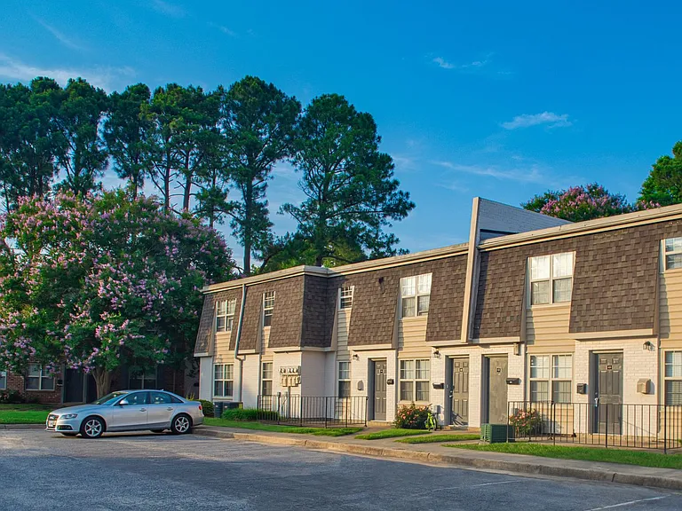 Emerald Point Apartments & Townhomes — Photo 31
