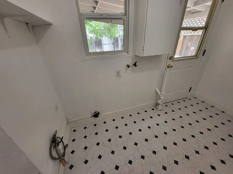 555 W Whittier Ave — Photo 19