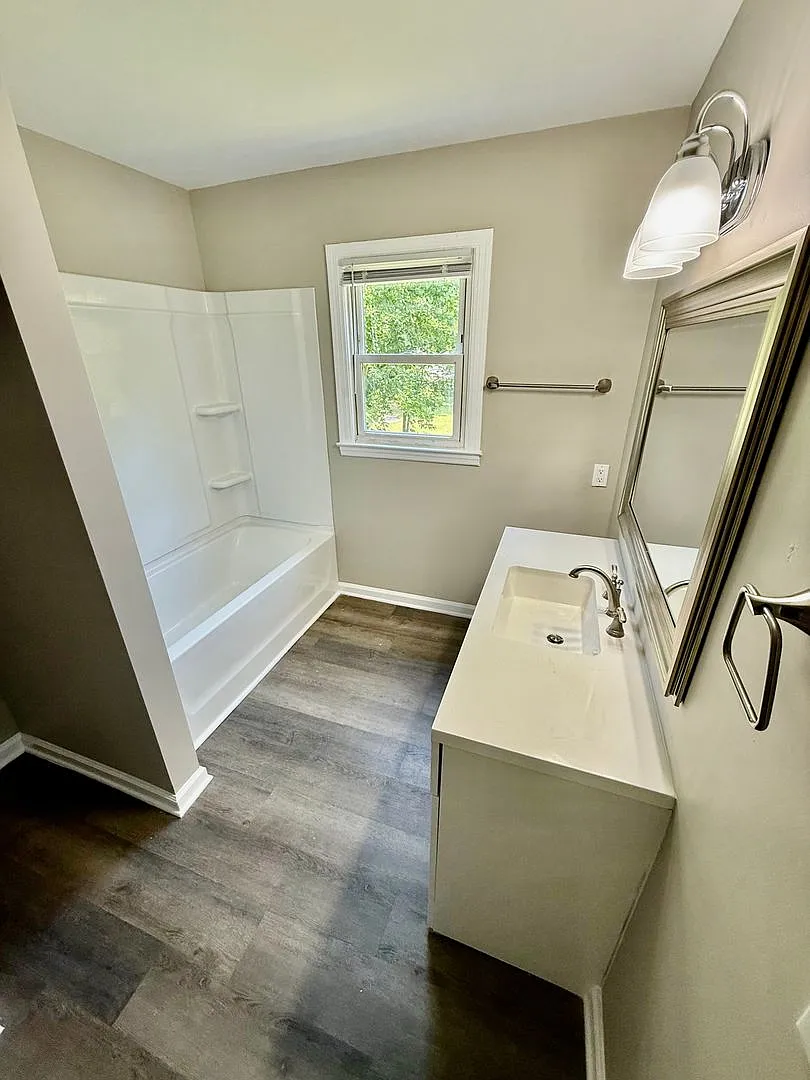Extra Large One Bedroom House — Photo 3