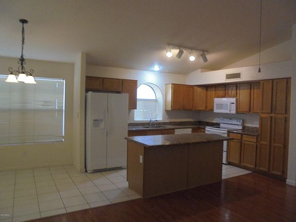 2nd image of 4862 W Oakland St
