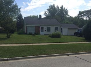 21 Crestwood Dr, Streamwood, IL