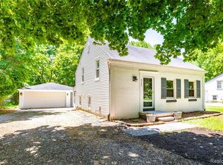 9385 Whitall Ln, Grosse Ile, MI 48138