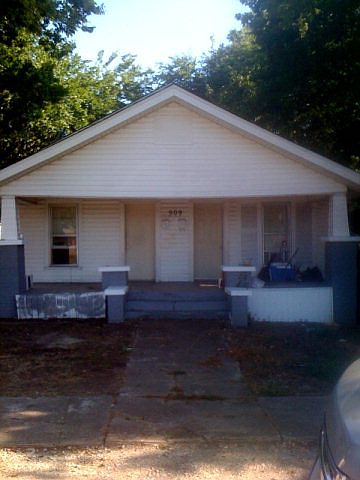 2nd image of 909 E 14th St