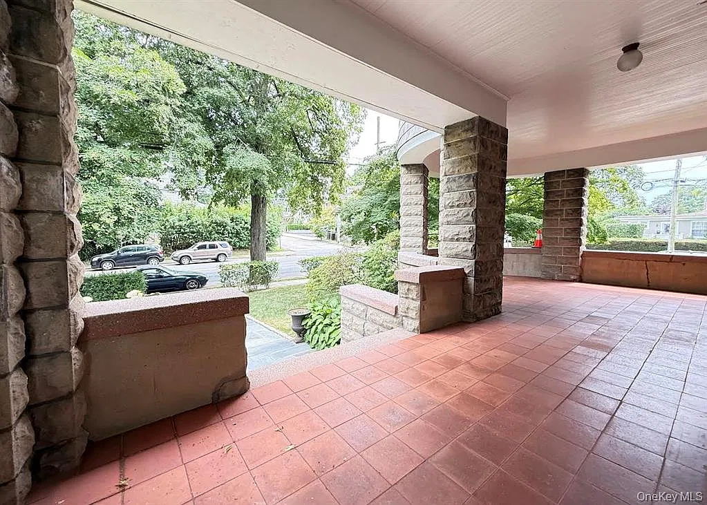 4 bed, 2400 sqft, $10,000 — Photo 2