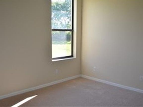 4th image of 315 Silver Falls Dr