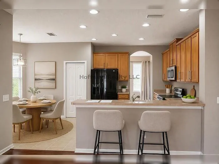 4 bed, 2.0 bath, 2551 sqft, $2,995 — Photo 3