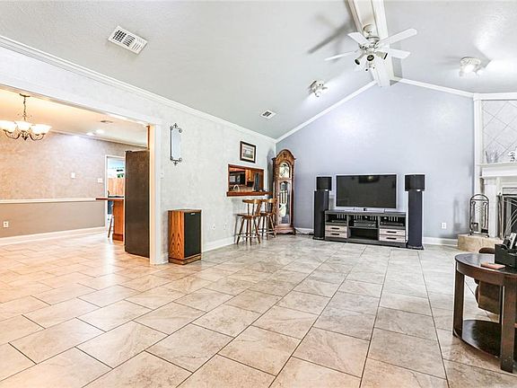 3rd image of 254 Dianne Dr