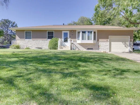 306 Apache Dr, McCook, NE 69001