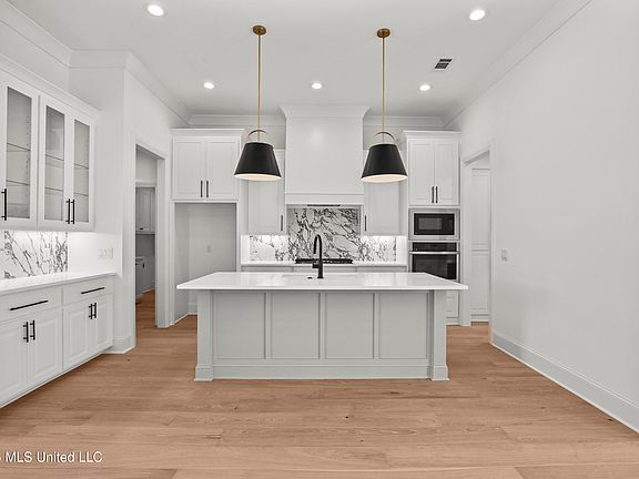4th image of 400 Erickson Ln