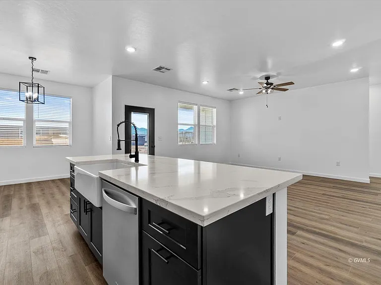 2926 W Eagle Dr — Photo 9